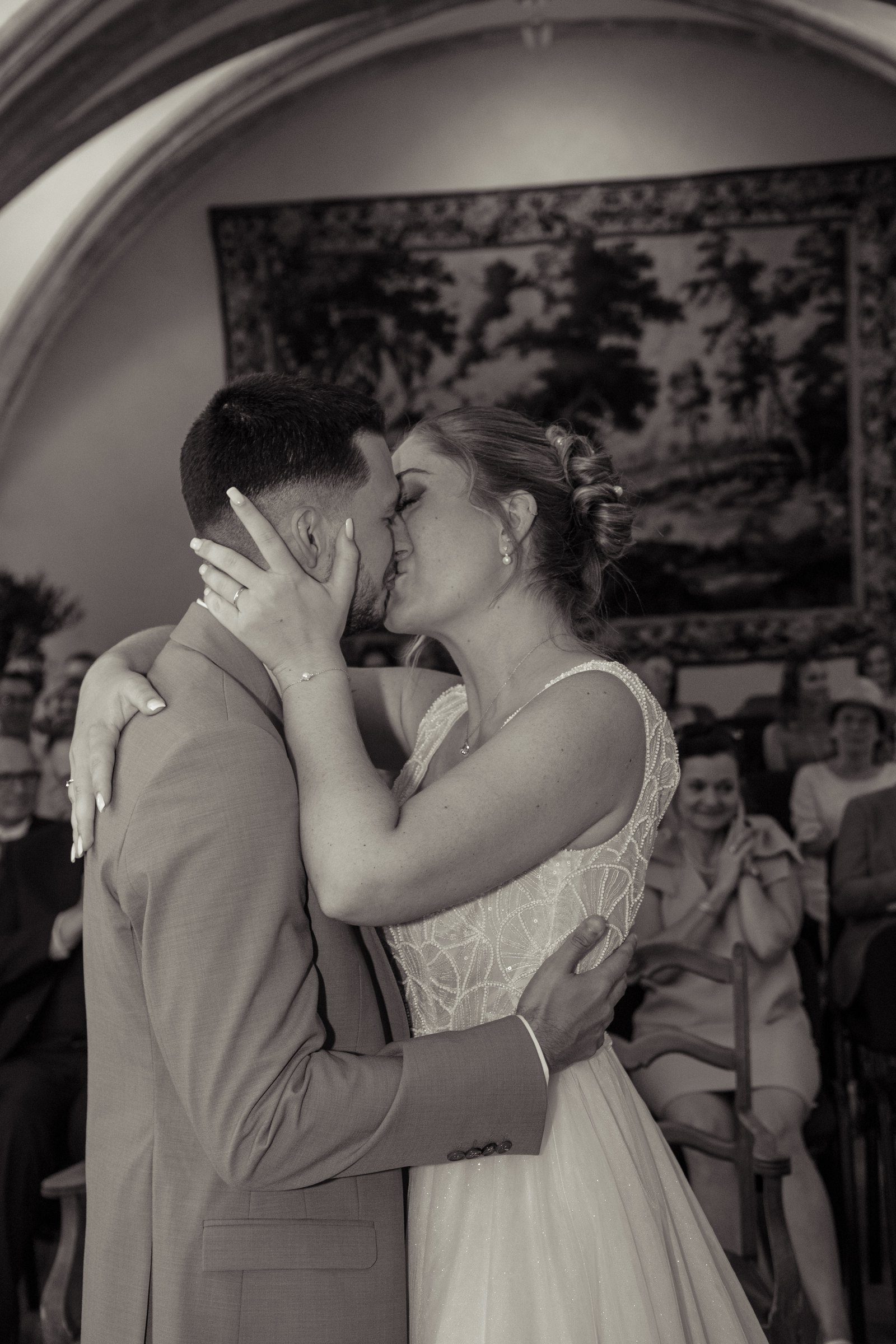 Baiser des mariés dans la salle des mariages, en noir et blanc