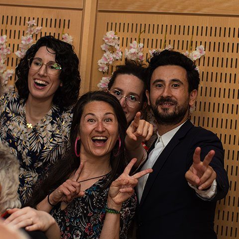 Groupe d'invités qui rient devant l'objectif pendant une fête