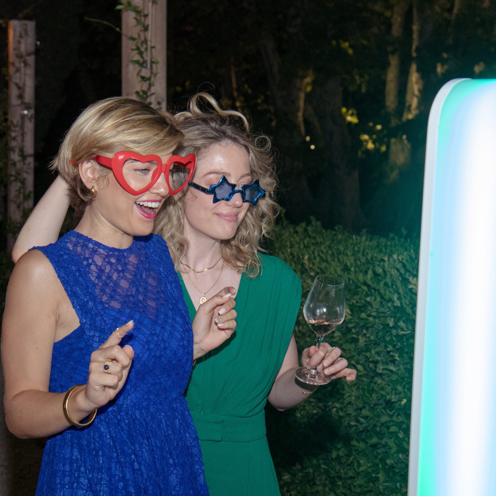 Invitées qui s'amusent avec des lunettes fantaisie devant l'objectif