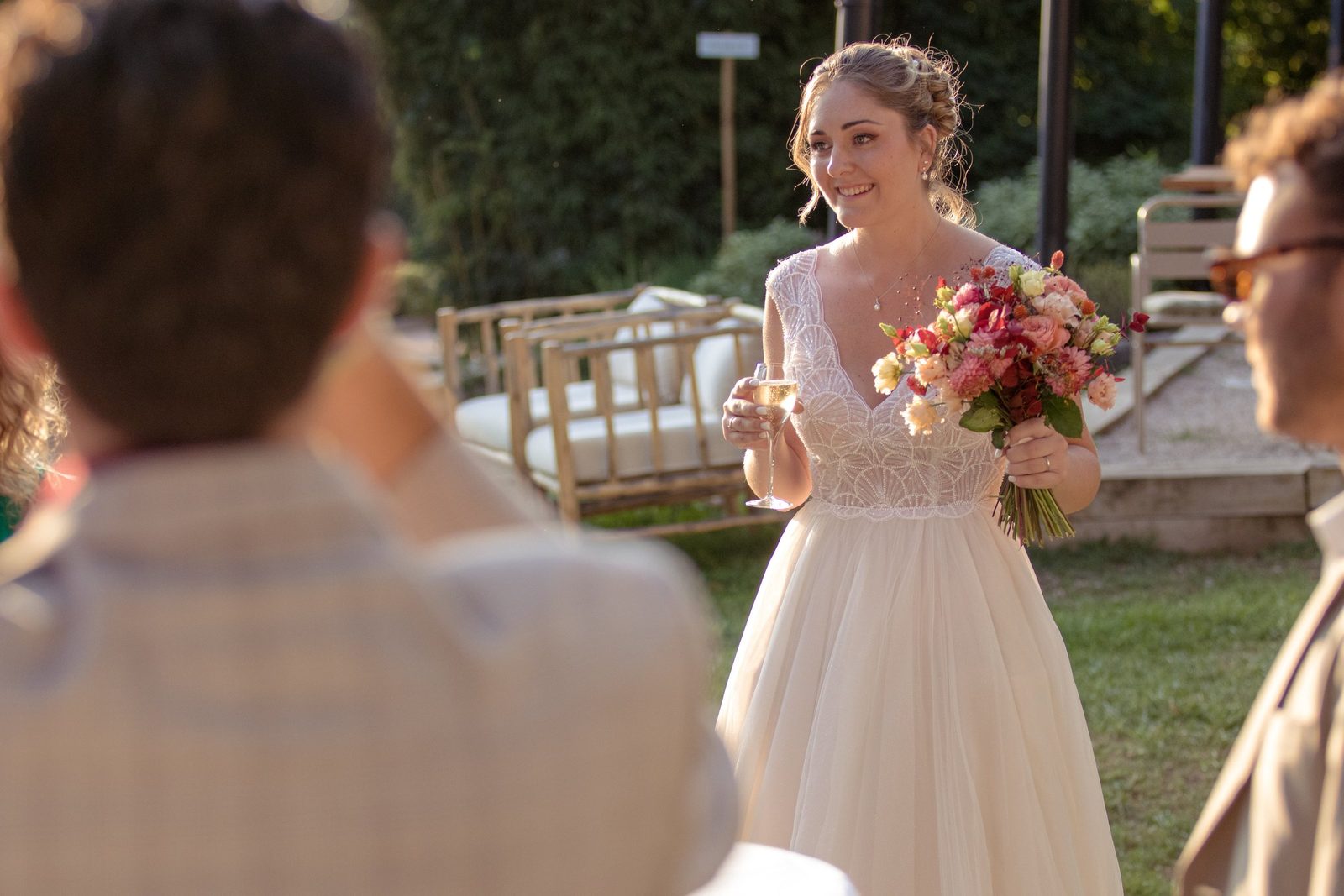 Arrivée de la mariée et de son bouquet au cocktail