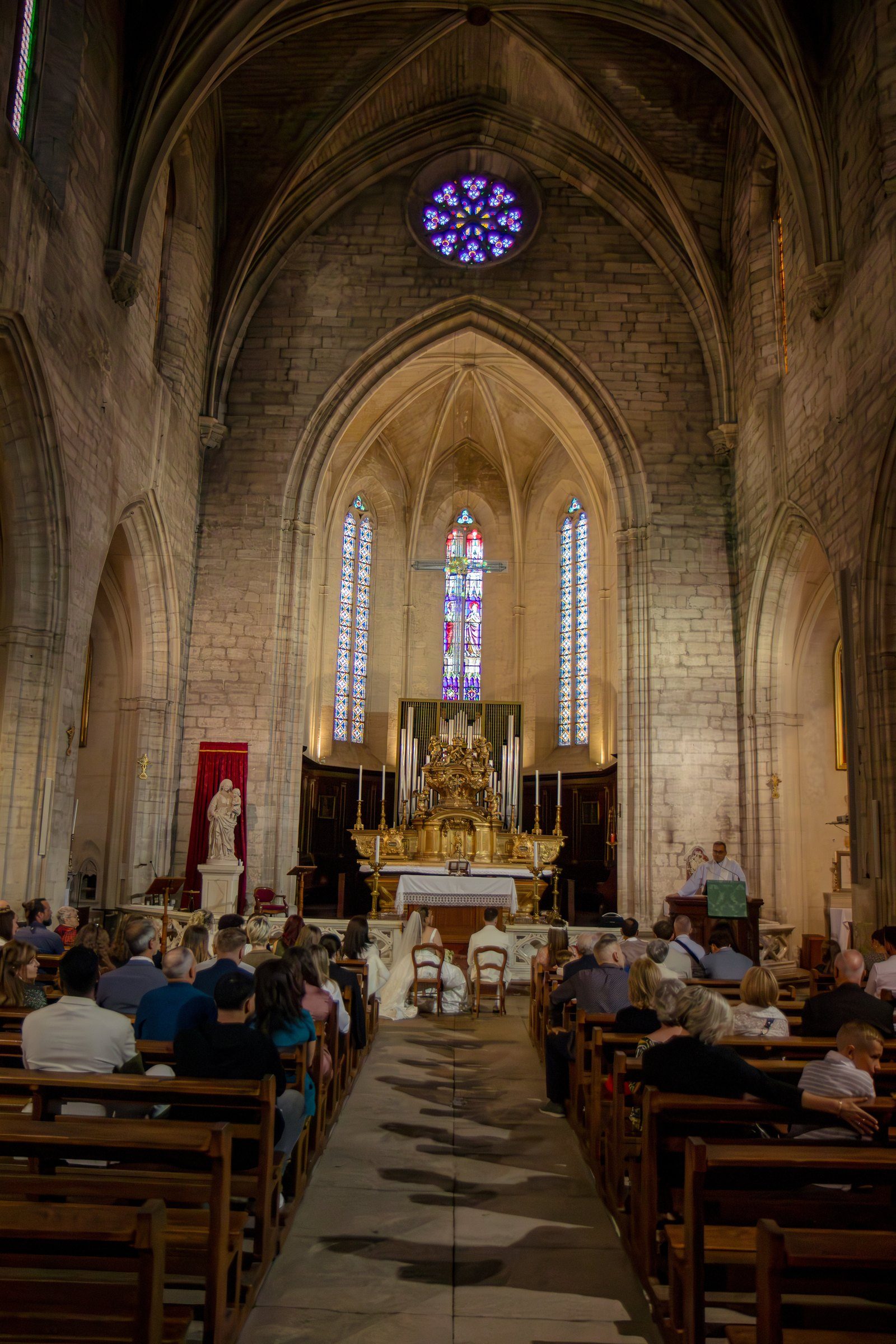 Cérémonie dans une église gothique près d'Avignon