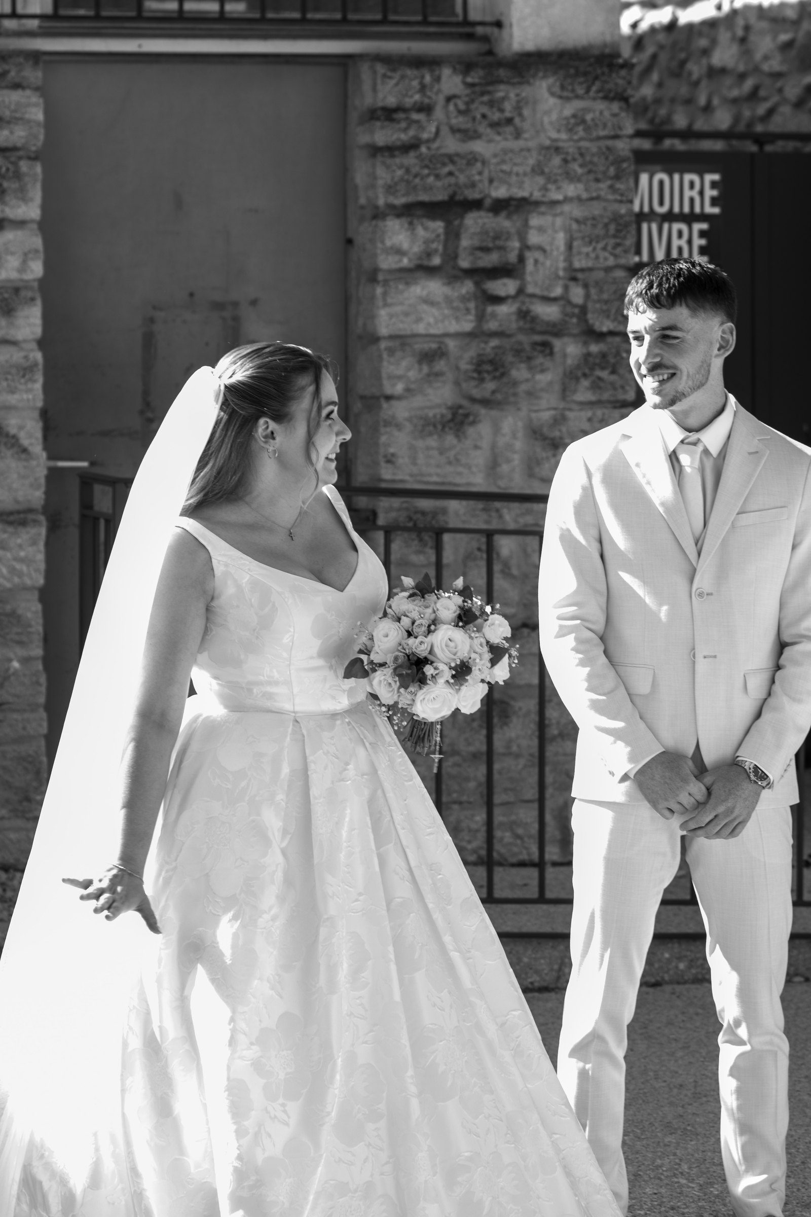 Les mariés face à face avant la cérémonie, en noir et blanc