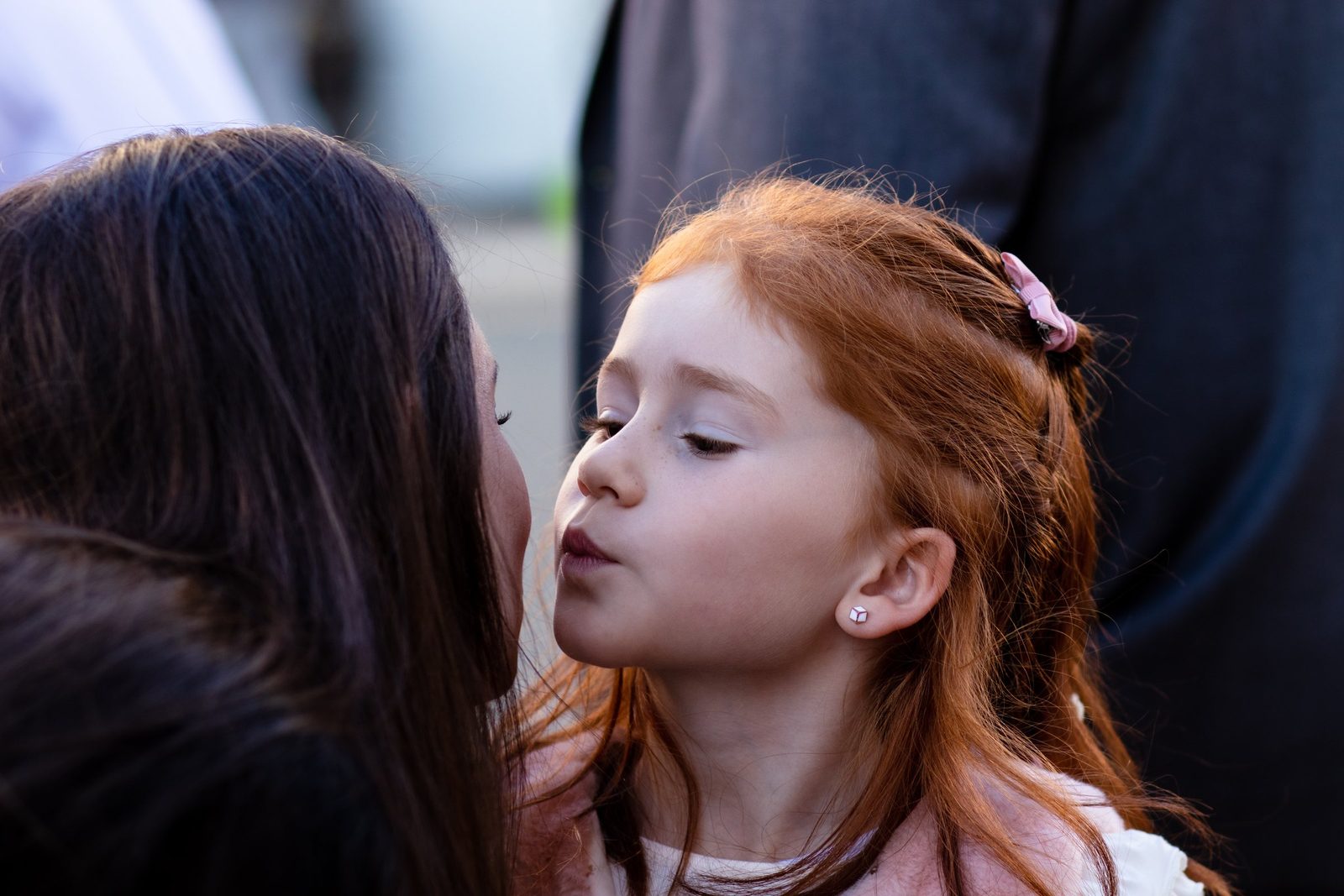 Une petite fille fait un bisou pendant le mariage