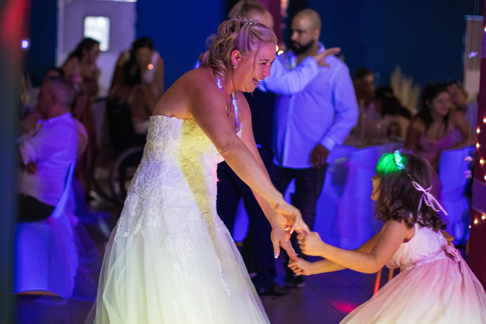 La mariée danse avec une petite fille