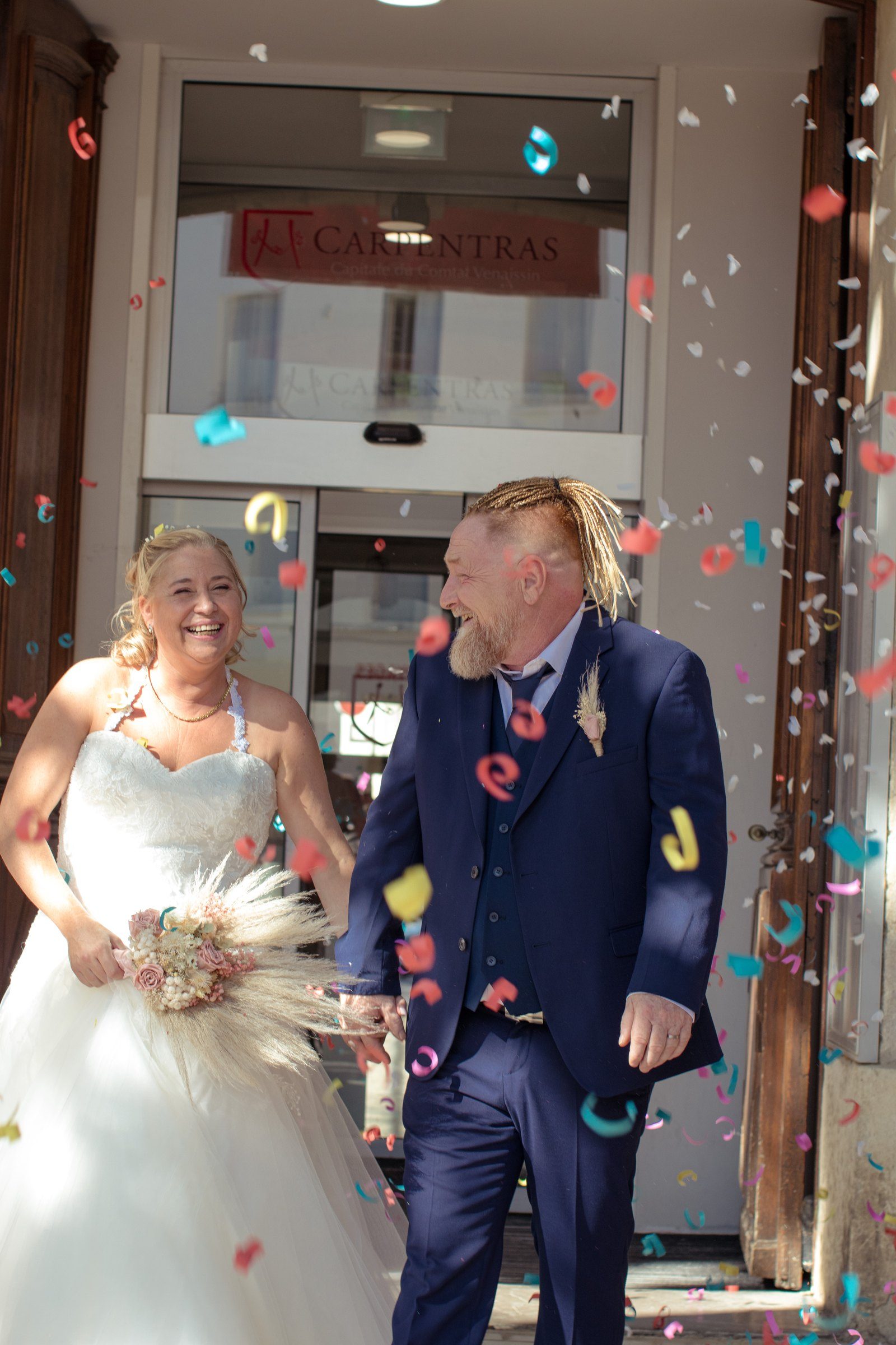 Sortie de la mairie de Carpentras sous les confettis