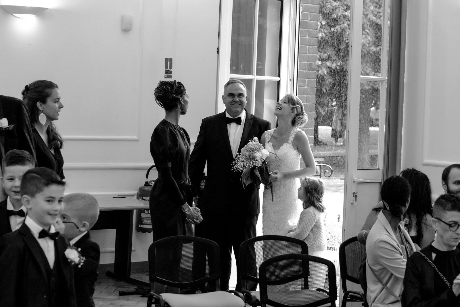 Cérémonie civile à la mairie, en noir et blanc