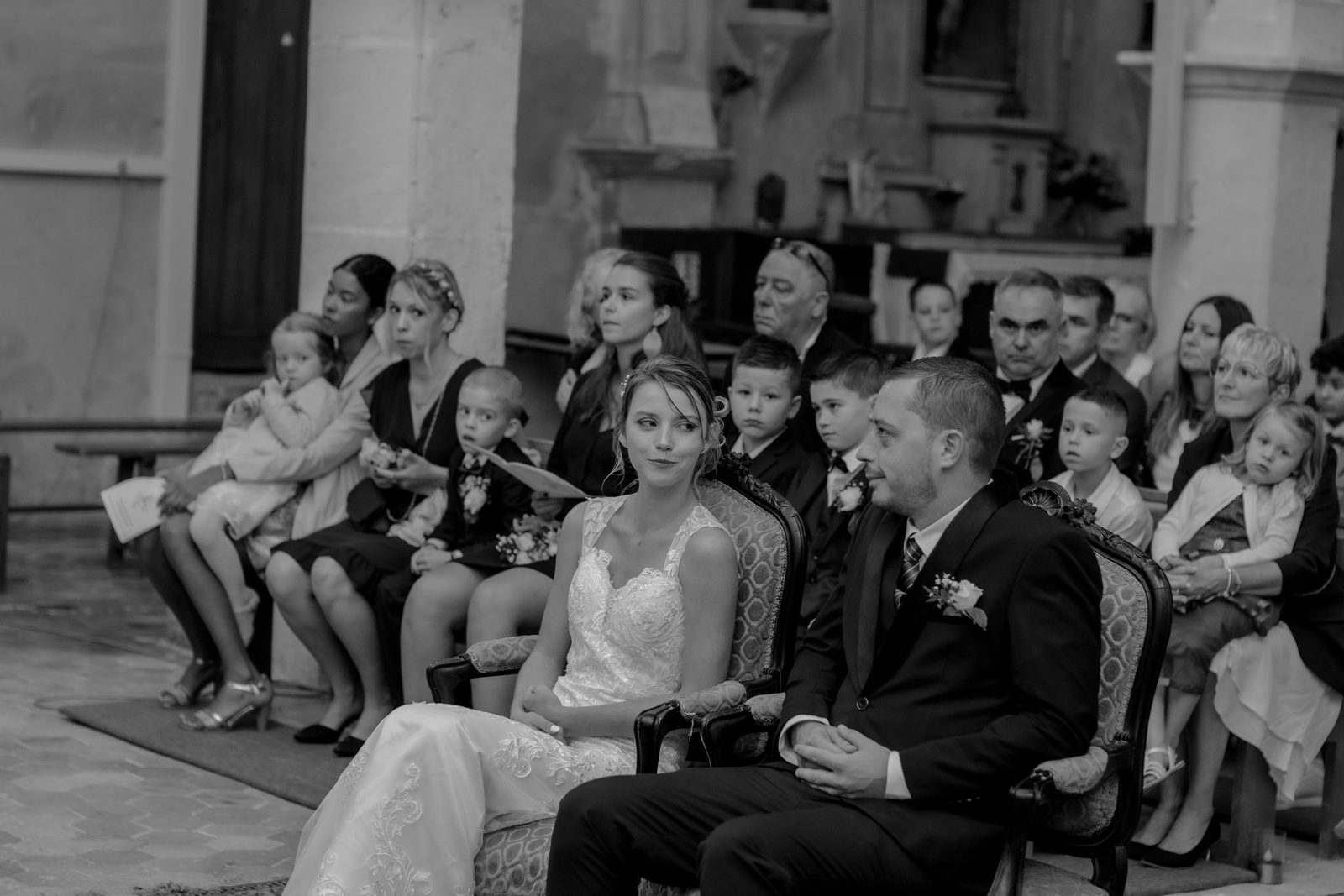 Les mariés et leurs invités pendant la cérémonie à l'église
