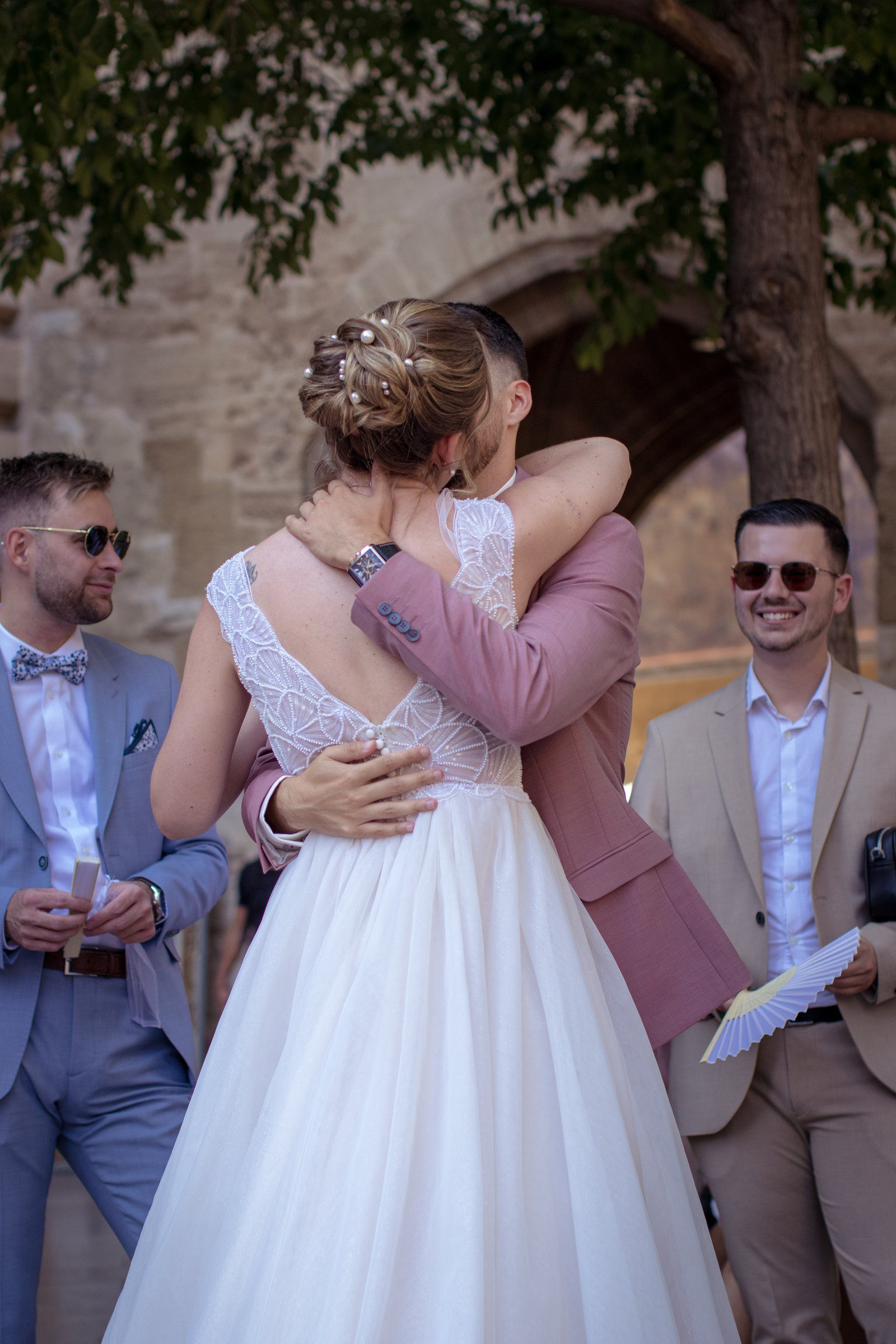 Câlin entre la mariée et un témoin pendant la cérémonie laïque