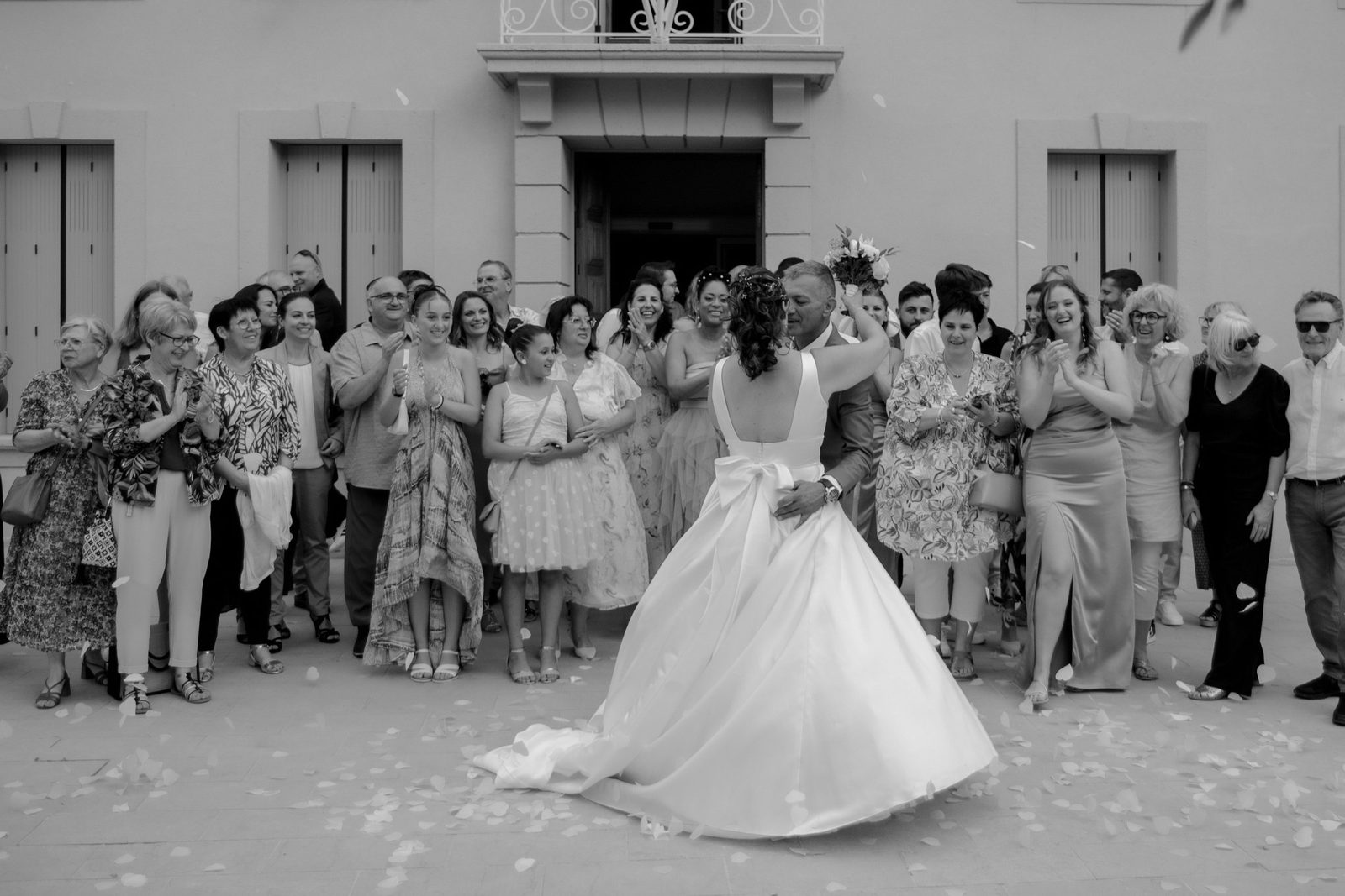 Sortie de la mairie, les invités applaudissent la mariée
