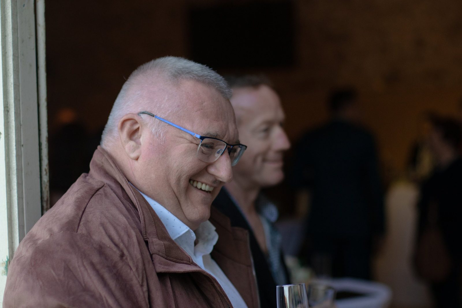 Un invité éclate de rire pendant le cocktail