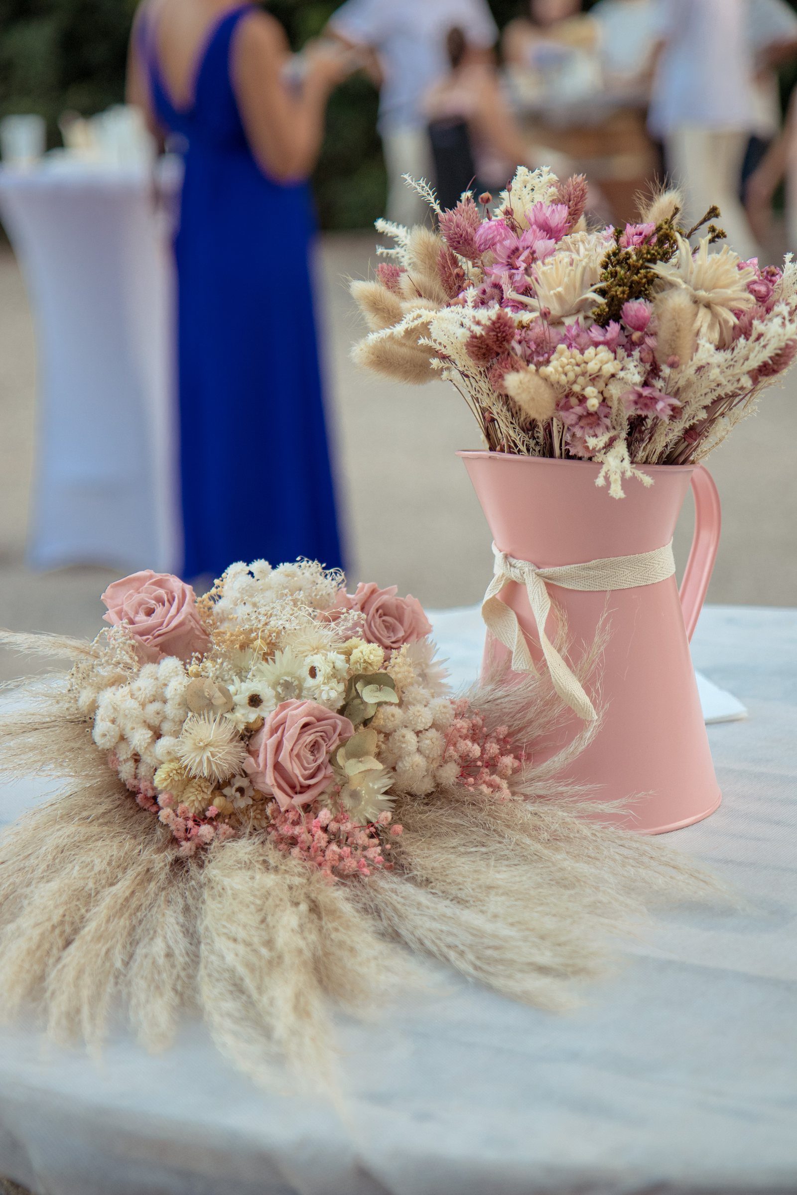 Bouquet de fleurs séchées sur une table du mariage