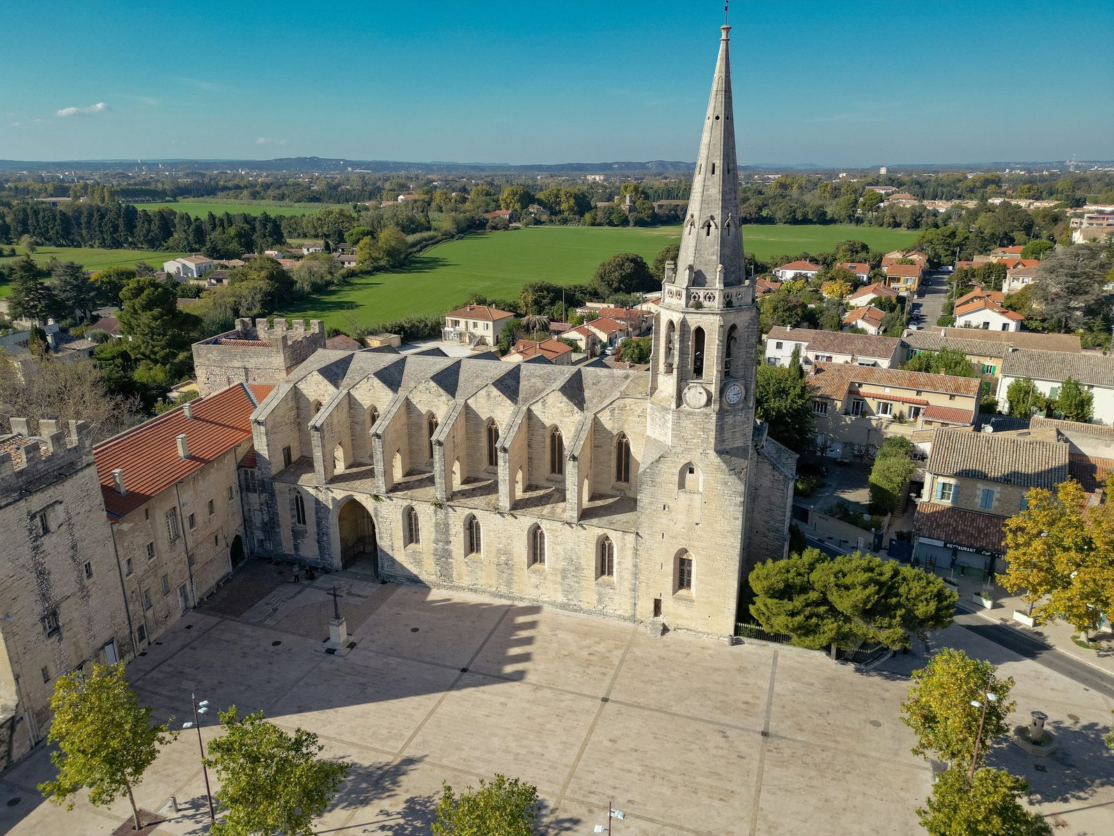Église et village vus du ciel par drone, Vaucluse