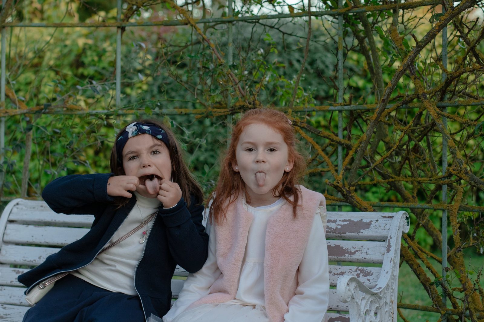 Grimaces des enfants sur un banc pendant le mariage
