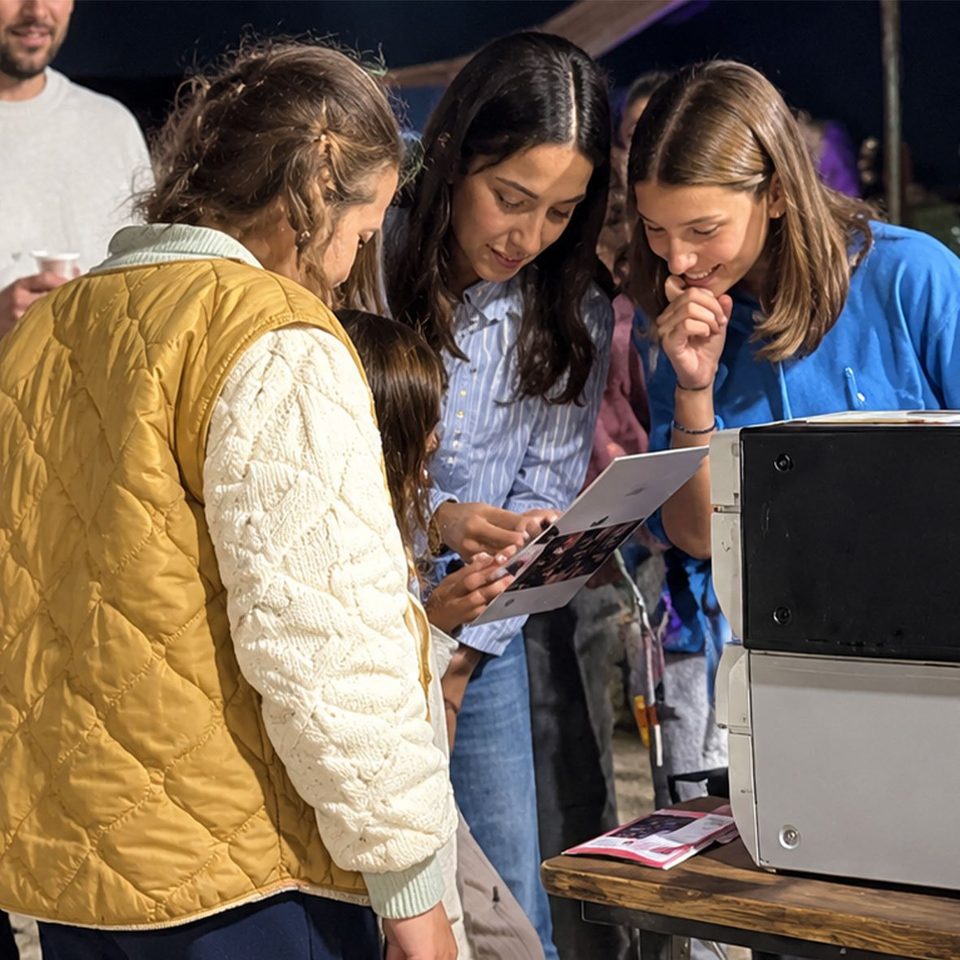 Invitées qui choisissent leurs photos sur la tablette de l'animation photo