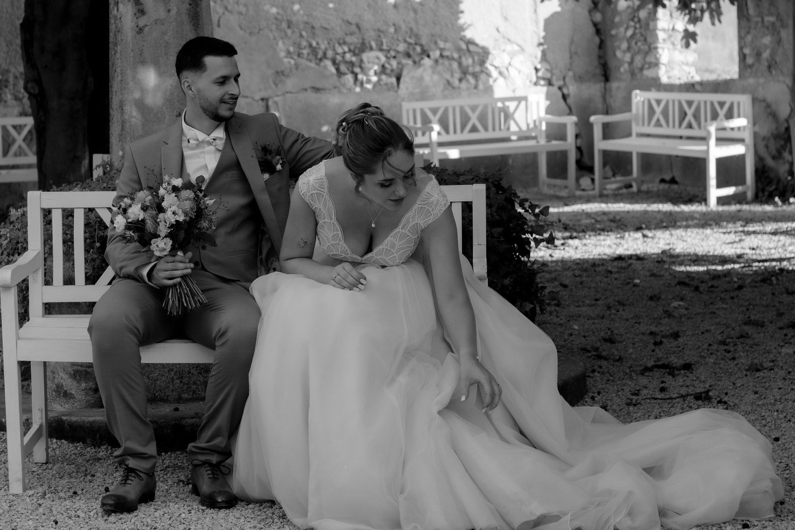 Laly et Lucas assis sur un banc, en noir et blanc