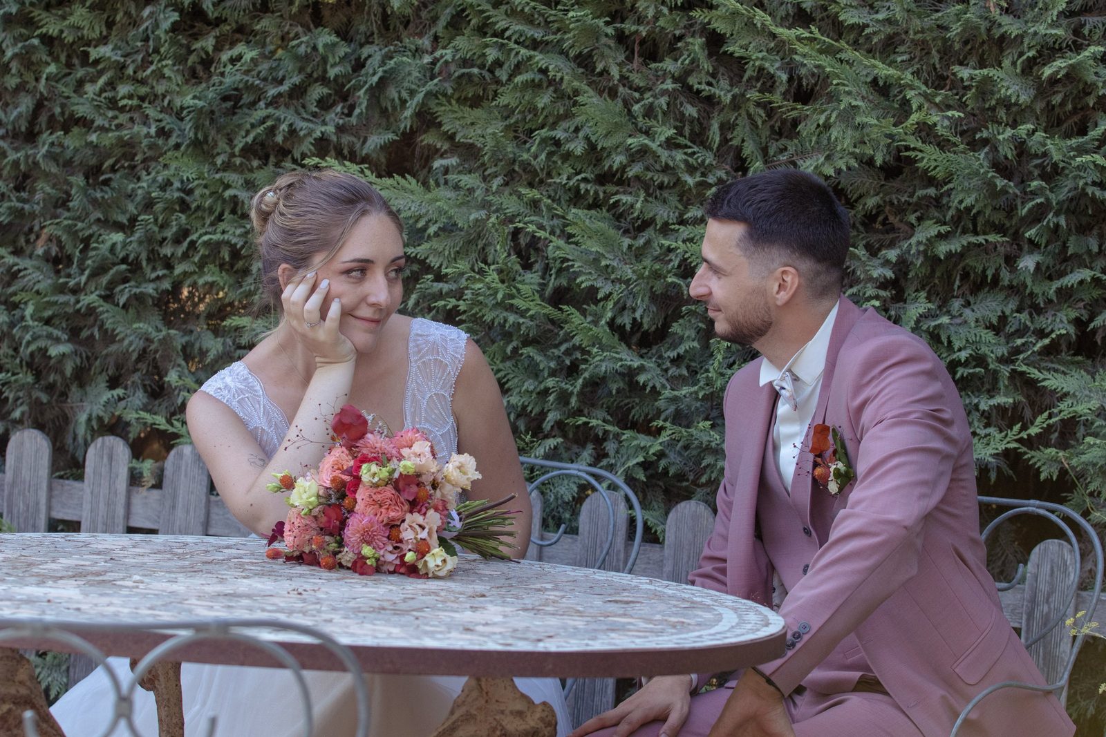 Laly et Lucas complices à une table du jardin