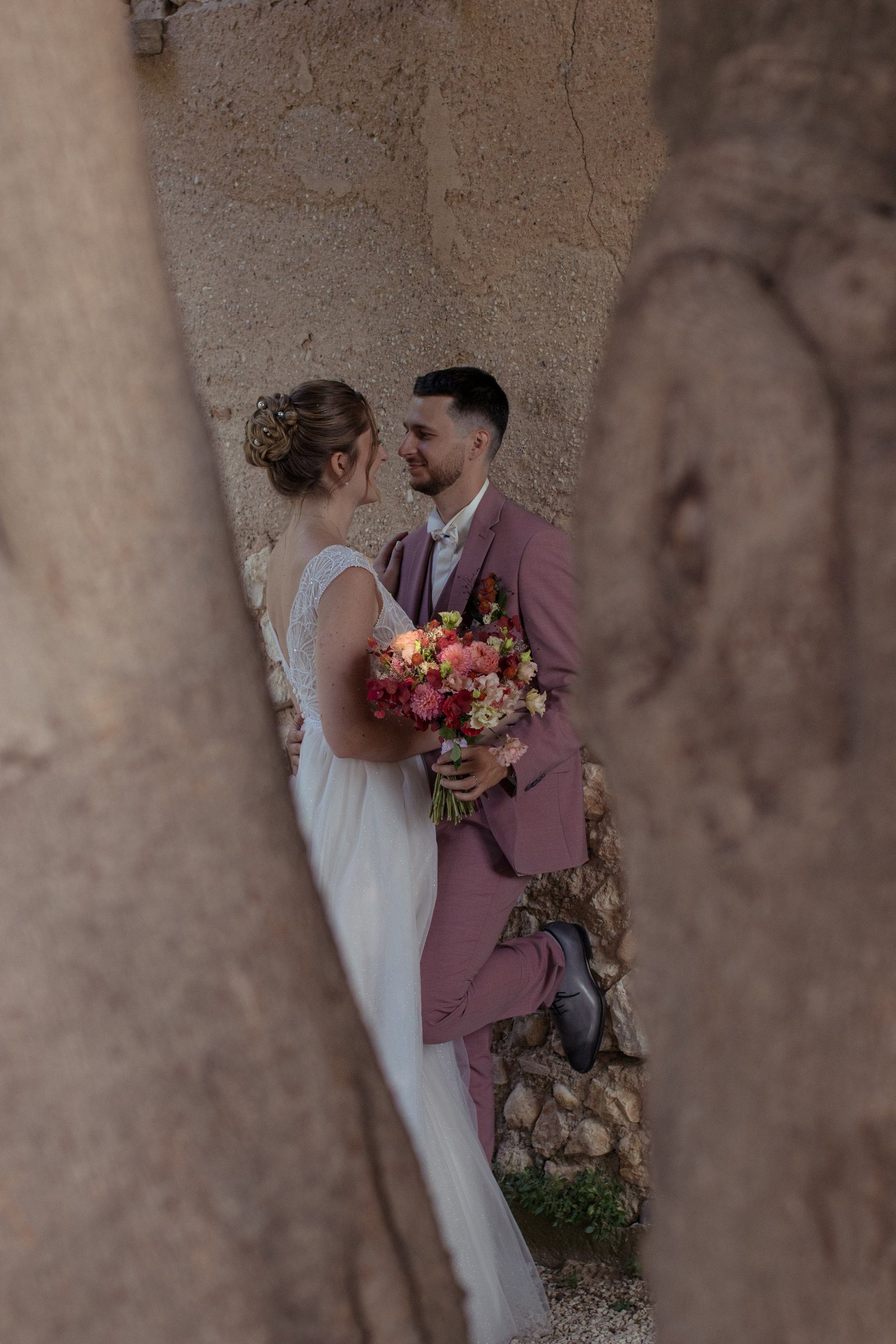 Laly et Lucas enlacés entre deux rochers