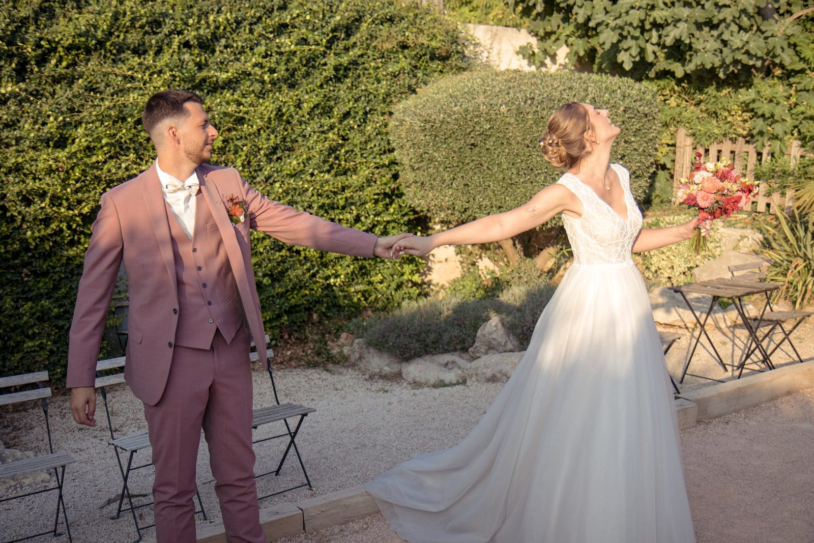 Laly et Lucas main dans la main, rayonnants, dans le jardin du domaine