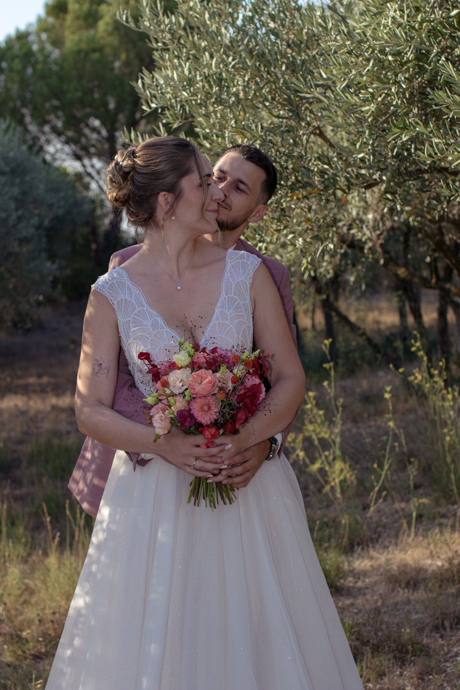 Laly et Lucas sous les oliviers, bouquet à la main