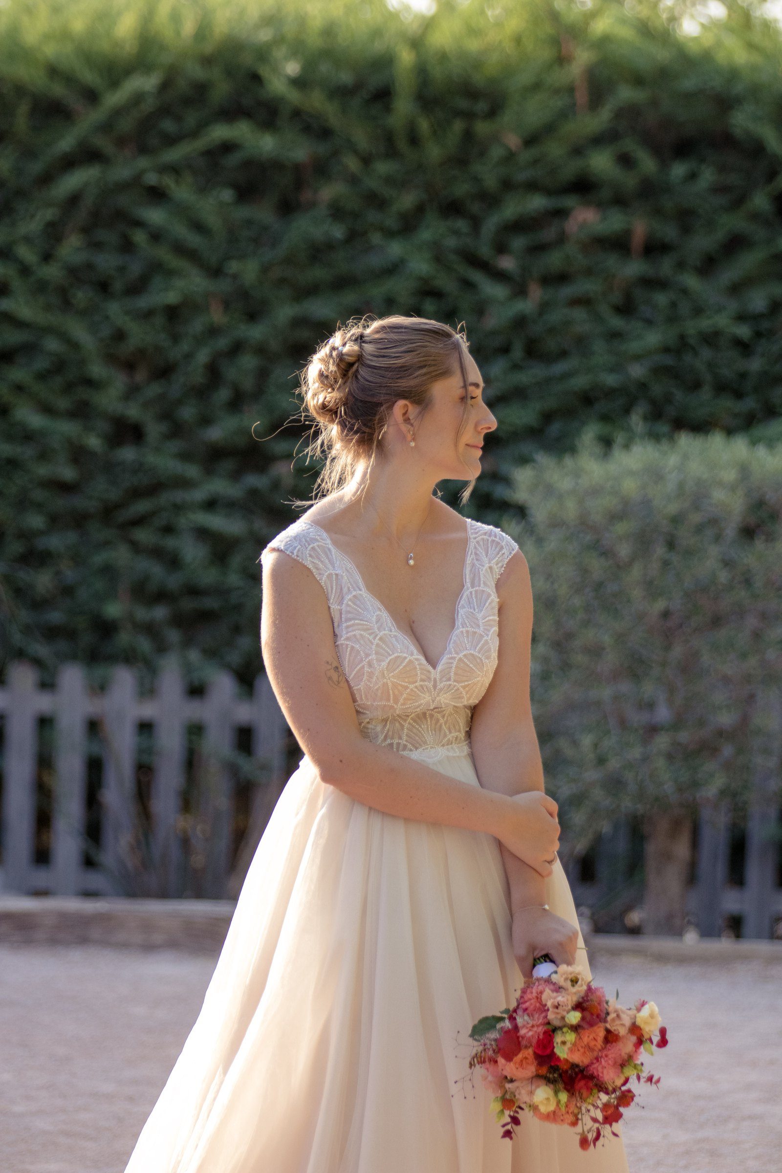 Laly et son bouquet dans le jardin du domaine