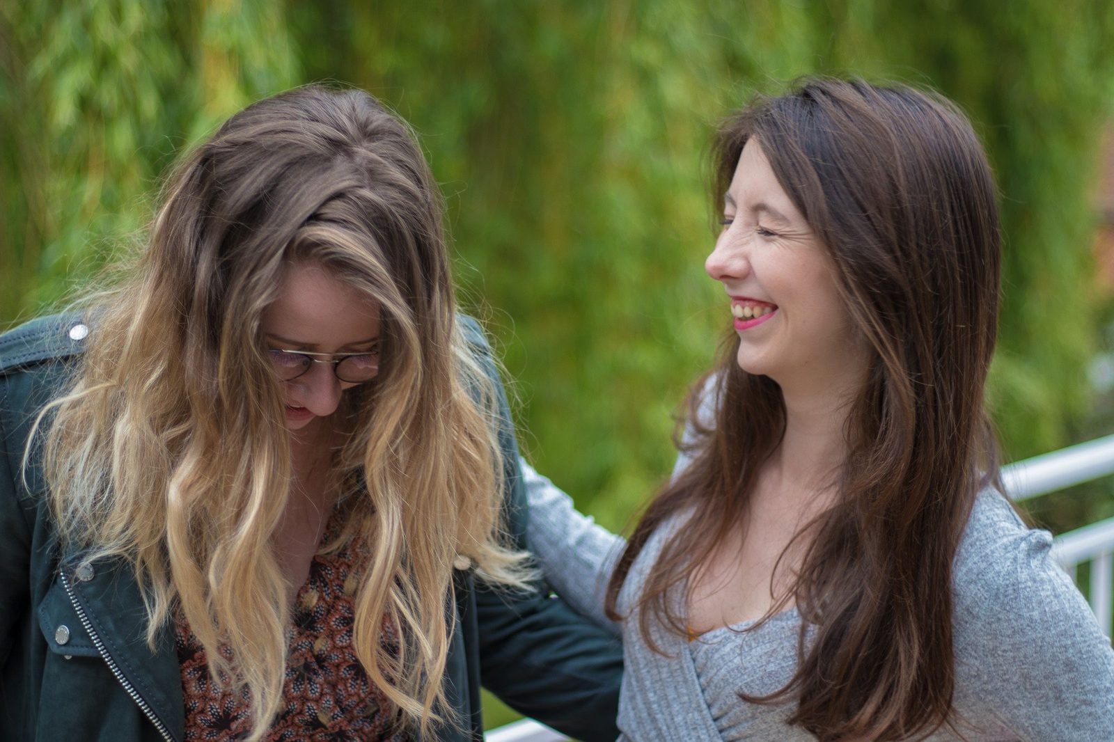 Deux amies complices en extérieur