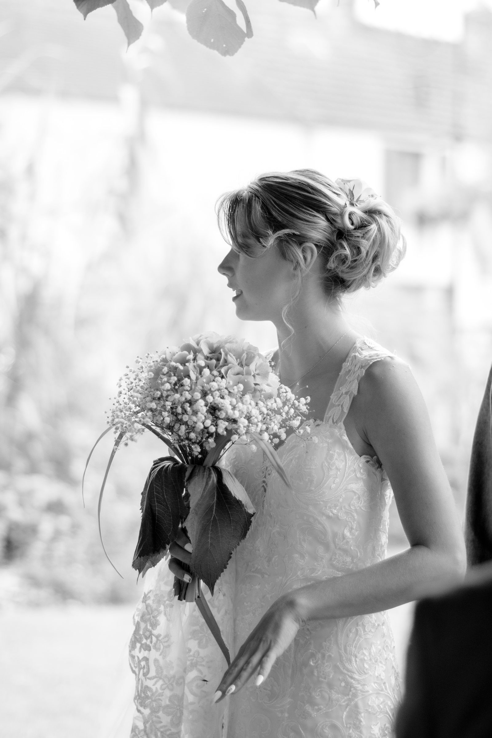 Portrait de la mariée et de son bouquet, en noir et blanc