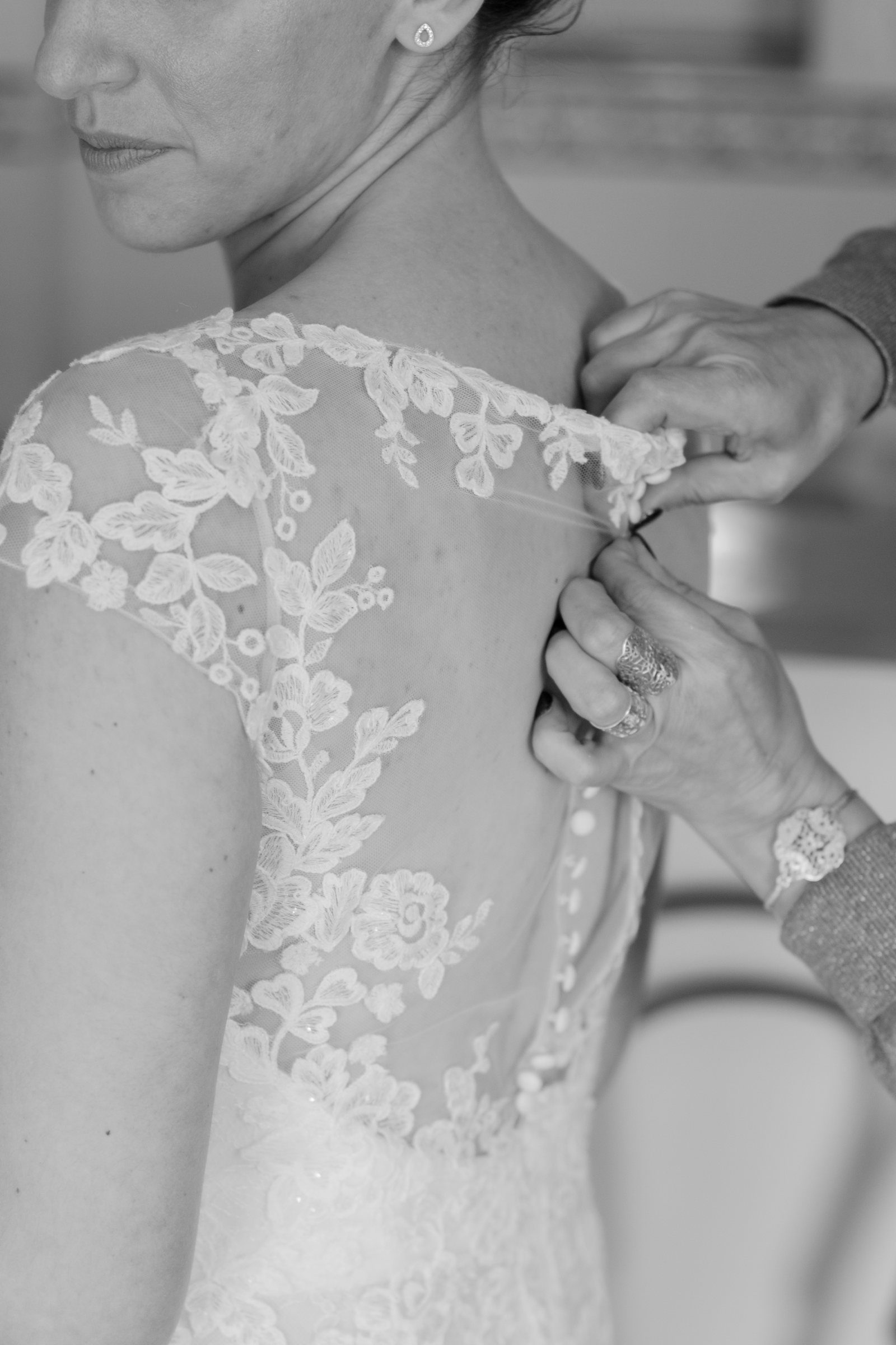 Boutonnage d'une robe de mariée en dentelle, en noir et blanc