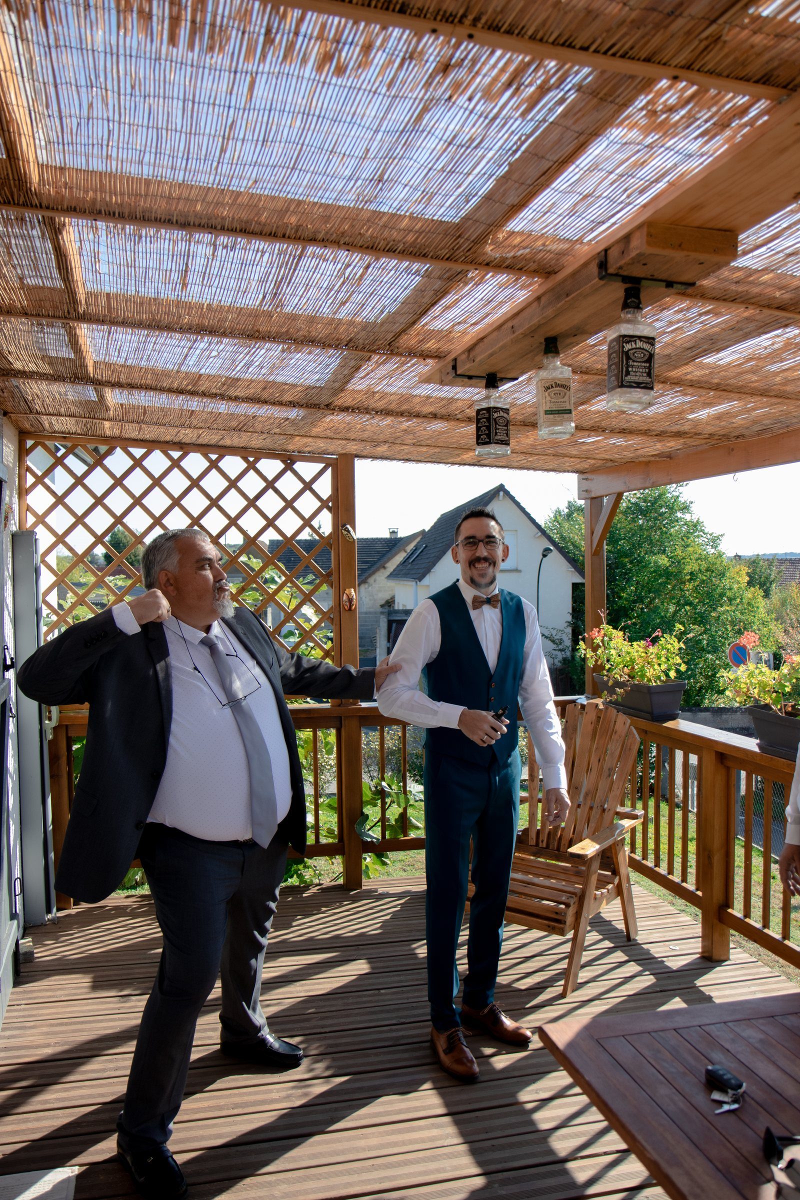 Le marié se prépare avec son témoin sur la terrasse