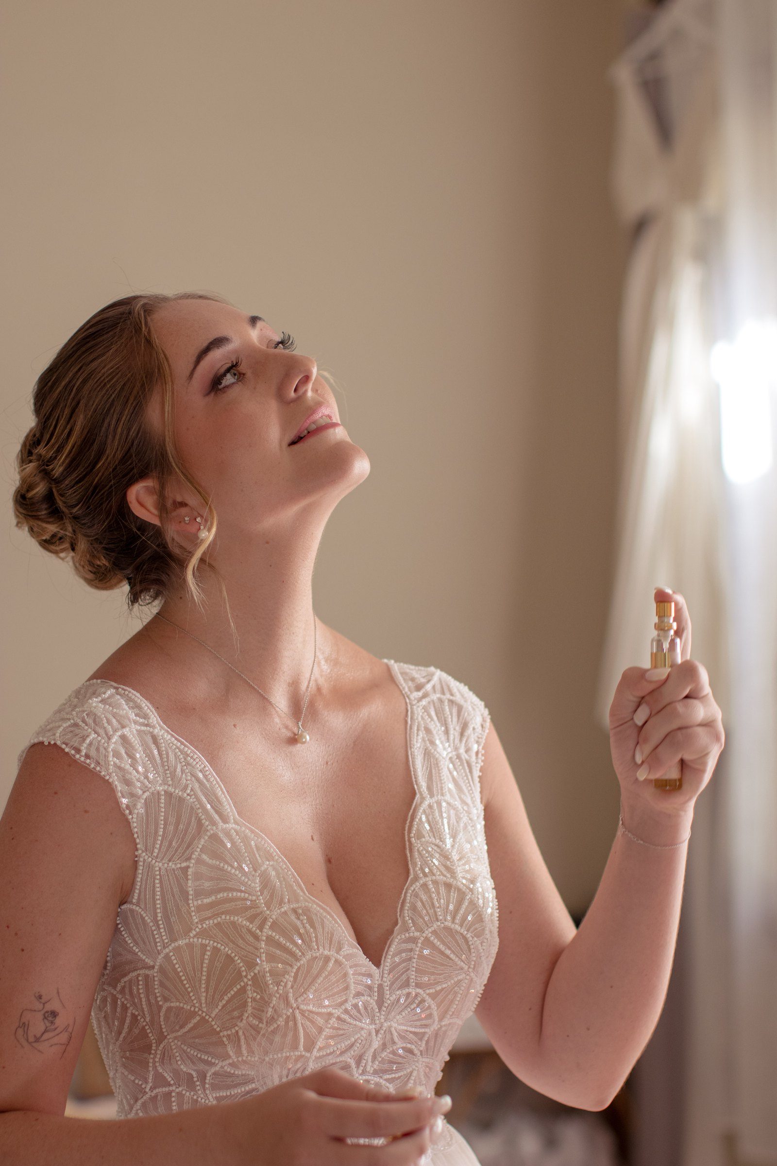 La mariée se parfume, dernière touche des préparatifs