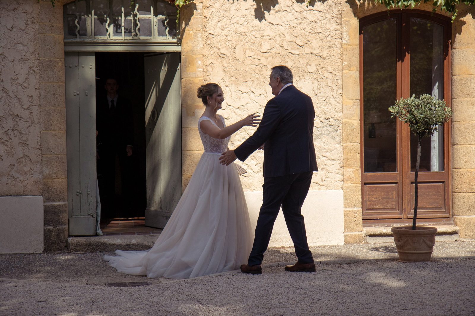 Le père découvre la mariée devant la maison