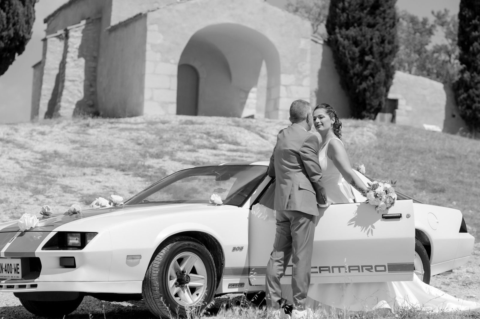 Les mariés devant la Chevrolet Camaro, chapelle Saint-Sixte d'Eygalières