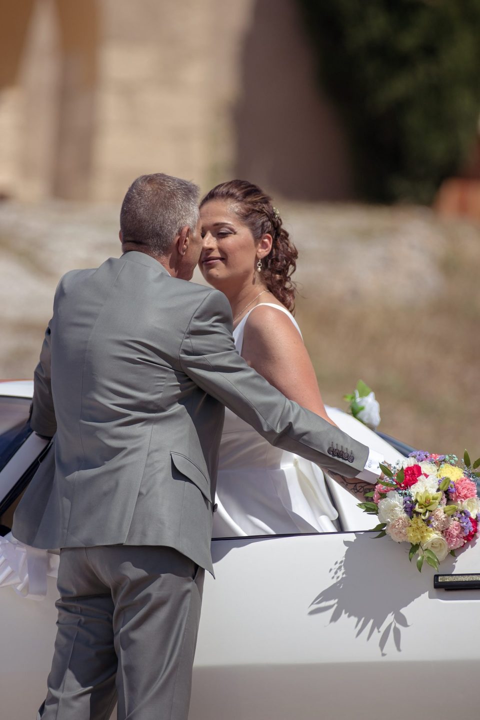 Tendresse des mariés près de la Camaro