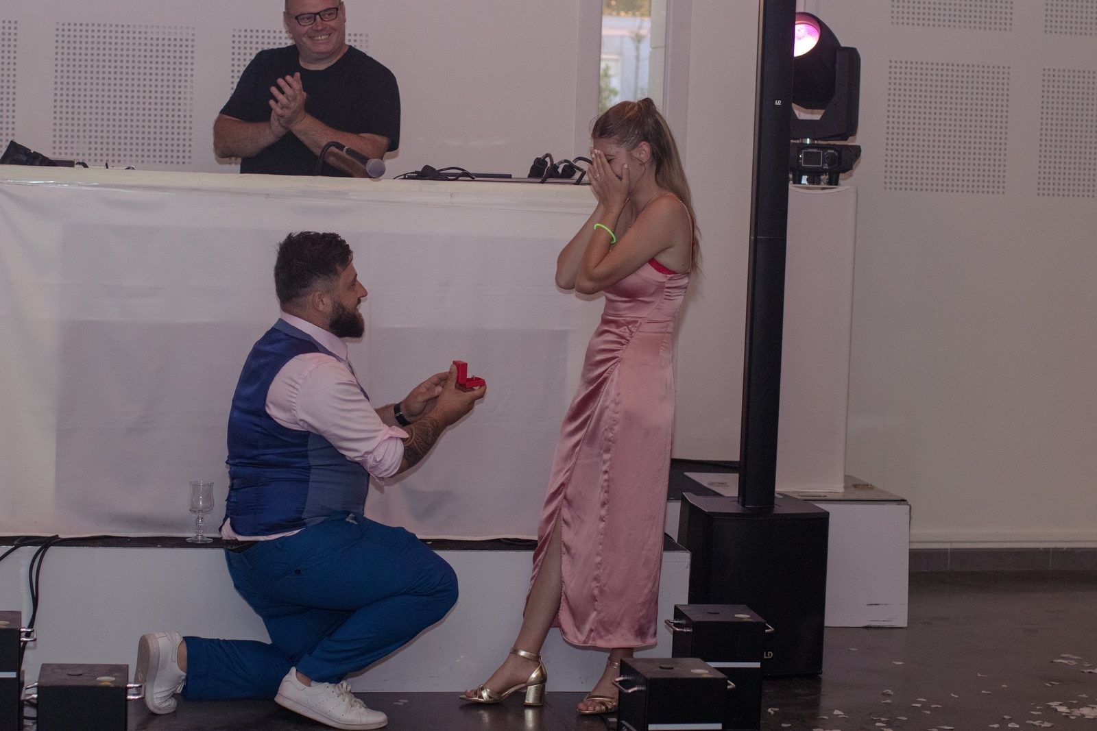 Une demande en mariage surprise pendant la soirée
