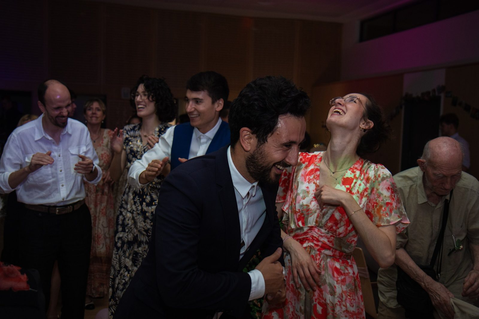 Éclats de rire des invités sur la piste de danse
