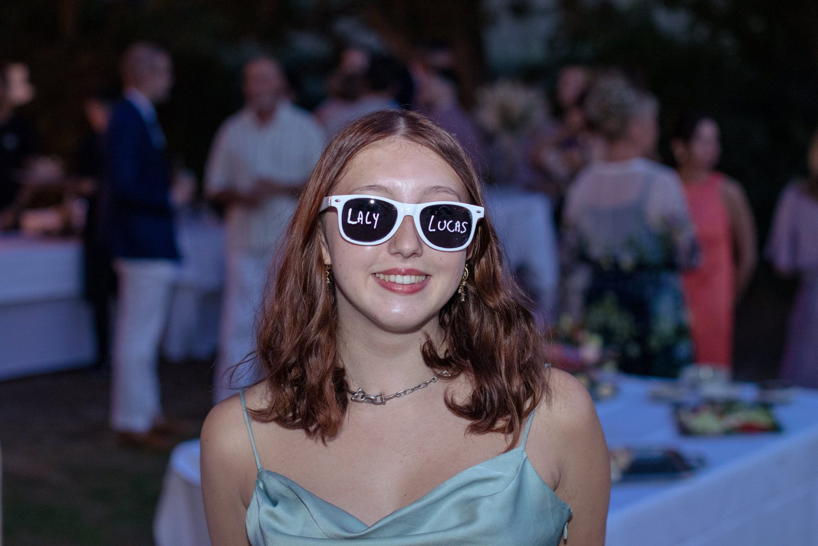 Invitée avec des lunettes personnalisées aux prénoms des mariés