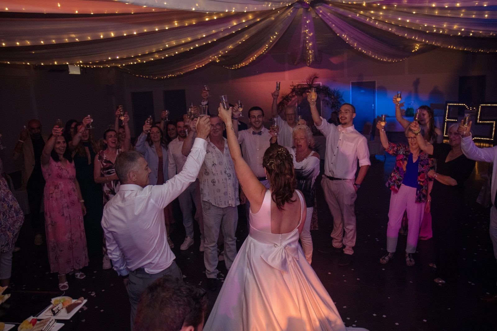 La mariée au milieu de la piste de danse