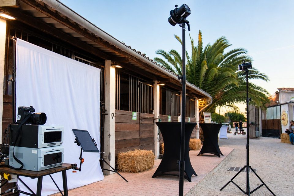 Studio photo mobile installé aux Écuries du Mas de l'Olive, avec fond blanc, deux flashes, imprimantes et tablette